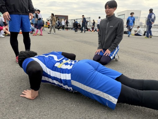 筋トレ話になるとウキウキになって実践し始める男